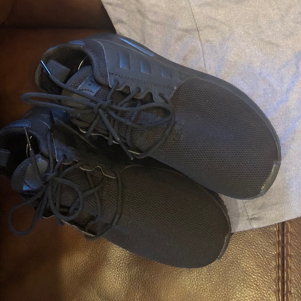 Tennis shoes